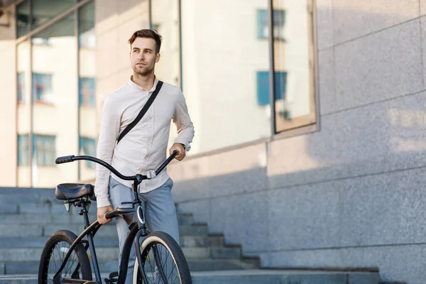 Maneira conveniente de viajar. Empresário de terno vai trabalhar de bicicleta — Fotografia de Stock