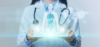 Doktor elinde insan vücudunun hologramıyla tableti tutuyor.