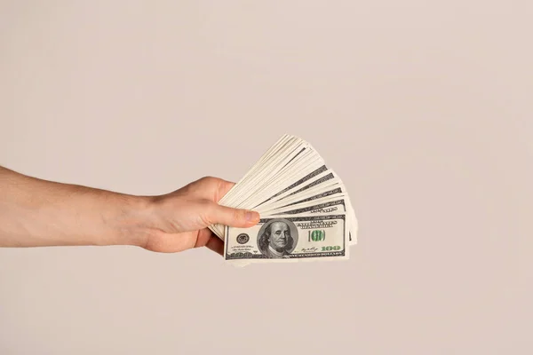 Κοντινό πλάνο του επιτυχημένου άντρα που κρατά τα χρήματα των ΗΠΑ στο φως φόντο — Φωτογραφία Αρχείου