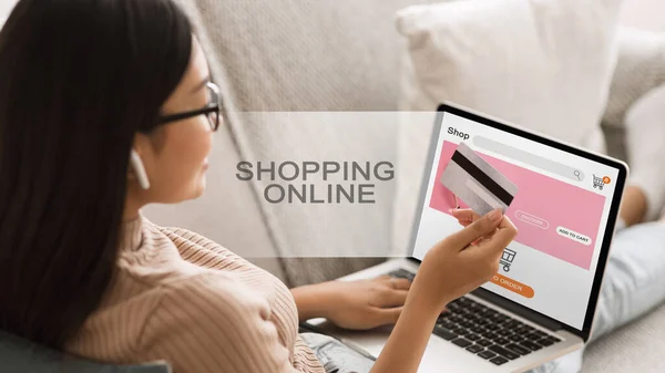 Azji dziewczyna robi zakupy online za pomocą laptopa w domu, kolaż — Zdjęcie stockowe