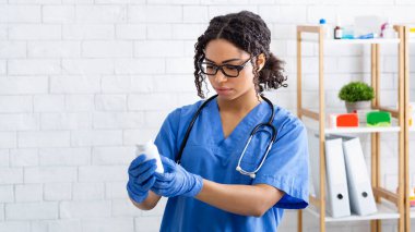 Hayvan kliniğinde reçeteli hapları olan bin yıllık veteriner doktoru.