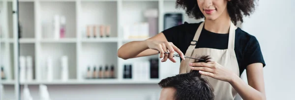 Zbliżenie fryzjer cięcia włosów człowieka w salonie piękności wnętrza, panorama, wolna przestrzeń — Zdjęcie stockowe