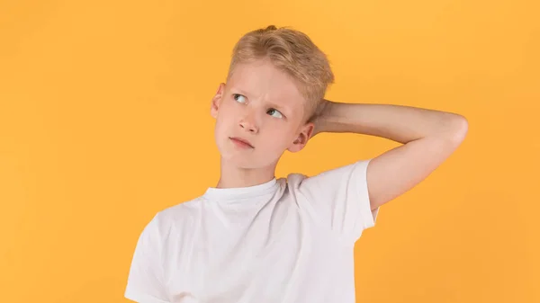 Confundido desconcertado chico macho rascarse la cabeza en el estudio —  Fotos de Stock