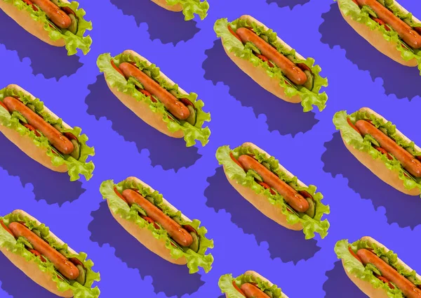 Hot dog estilo americano com alface, tomate e pepino sobre fundo azul — Fotografia de Stock