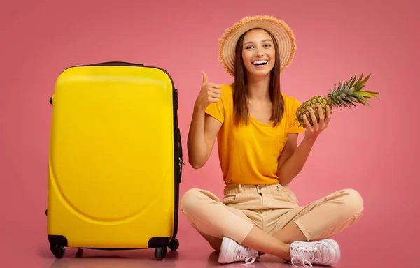 Glückliches Mädchen in Sommerkleidung mit Ananas, die den Daumen nach oben zeigt — Stockfoto