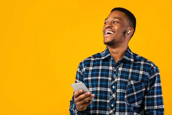 アフリカ人男性携帯電話で話す無料のイヤホンを使用して、スタジオショット — ストック写真