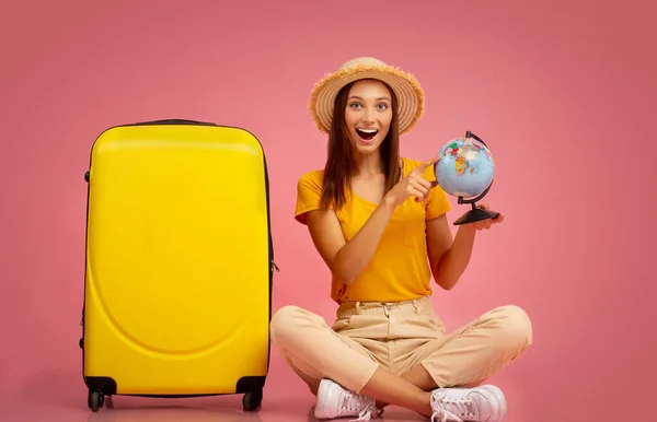 Emotionales Mädchen mit Globus neben Gepäck — Stockfoto