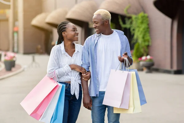 Consumentisme, liefde en levensstijl. Mooi jong stel genieten van winkelen — Stockfoto