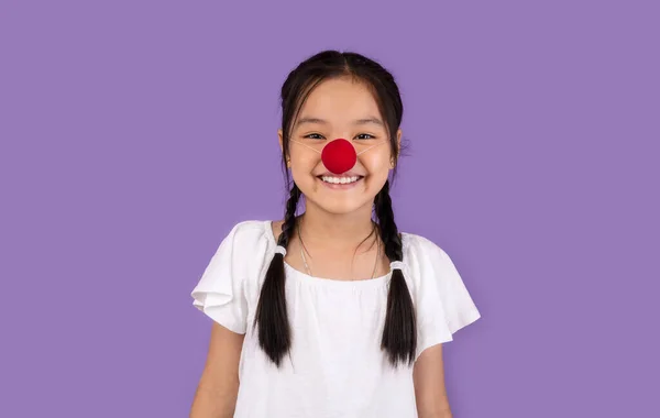 Engraçado coreano miúdo menina posando vestindo palhaços nariz, estúdio tiro — Fotografia de Stock