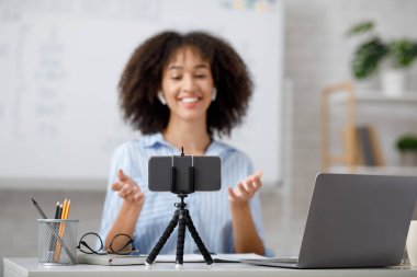 Sınıfta eğitim ve çevrimiçi konferans. Öğretmenim, oturma odasındaki webcam 'e bakın.