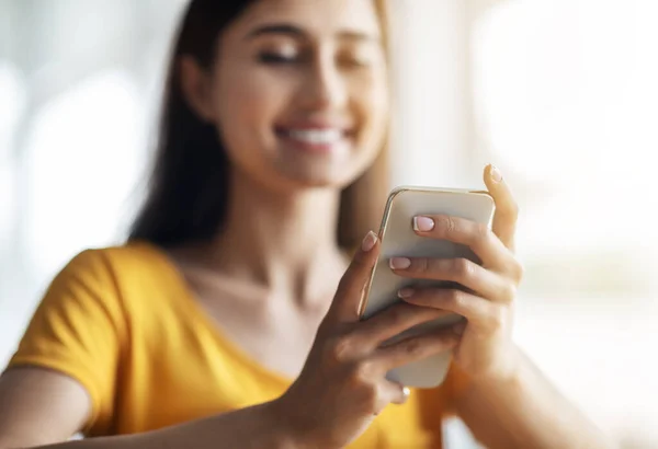 Modernes Smartphone in lächelnden arabischen Mädchenhänden — Stockfoto