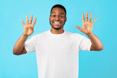 Afrikalı Adam Stüdyoda Dokuz Numarayı Gösteriyor