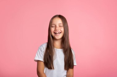 Eğlen, eğlen, eğlen. Ağzı açık, gözleri kapalı gülümseyen çocuk.