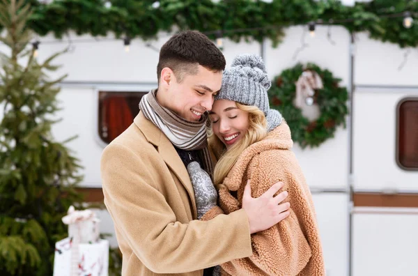 Junges romantisches Paar, das sich über den Winter im Freien zusammentut — Stockfoto