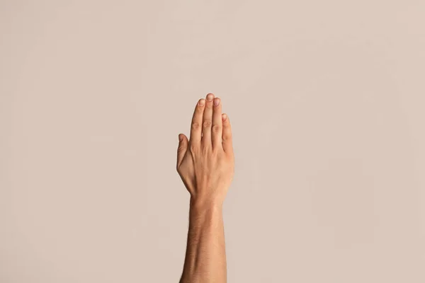 Nerozpoznatelný chlap ukazující stop gesto na světlém pozadí, detailní záběr ruky — Stock fotografie