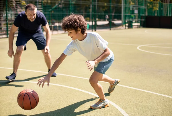 Entrenador niño enseñanza cómo jugar al baloncesto — Foto de Stock