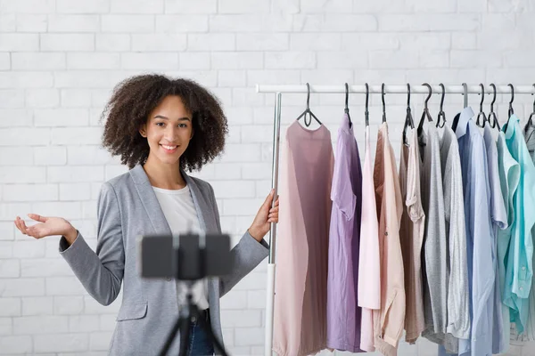 Glimlachen Afrikaans amerikaanse zakenvrouw in pak maakt video voor reclame kleding — Stockfoto