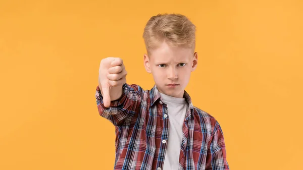 Droevige tiener jongen tonen duimen naar beneden gebaar — Stockfoto