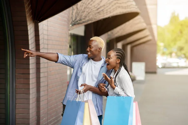 Verbazingwekkend uitverkocht. geschokt afrikaanse amerikaanse jongen en meisje kijkt in etalage — Stockfoto