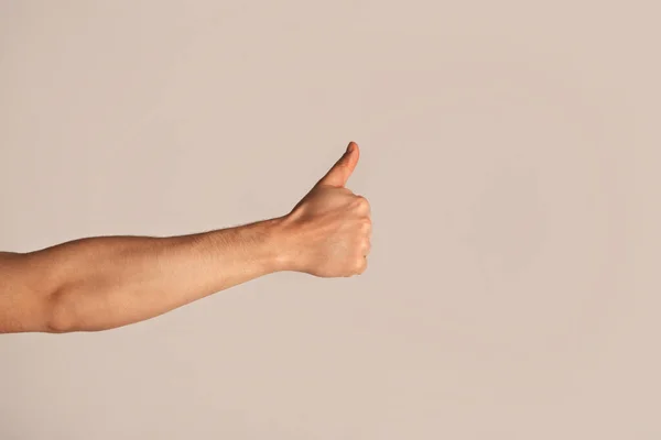 Felismerhetetlen Y-generációs srác mutatja hüvelykujj fel gesztus felett fény háttér, közelkép — Stock Fotó