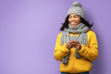 Mor Arkaplan Üzerinde Akıllı Telefon Pozisyonu Kullanan Mutlu Siyah Kız