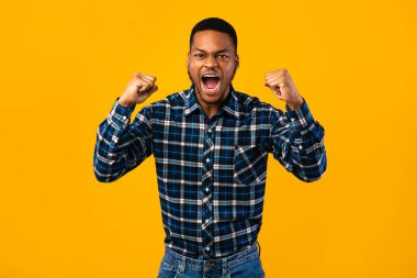 Duygusal Afrikalı Adam Sarı Arkaplan Üzerindeki Sarsıcı Yumrukları Bağırıyor