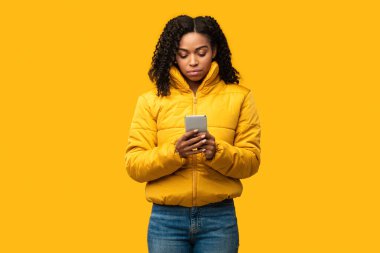 Ciddi Afrikalı Kız Akıllı Telefon Kullanıyor Kış Kıyafetleri Giyiyor, Stüdyo Çekimi