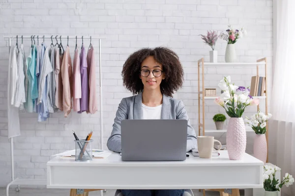 Mujer afroamericana en gafas de trabajo con portátil en el interior de la sala de estar — Foto de Stock