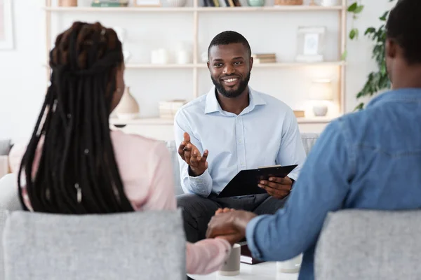 Psychological Help For Couples. Family Counselor Talking To Spouses During Therapy Session — Stock Photo, Image