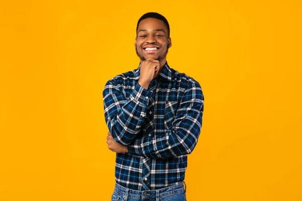 Pozytywny Afrykański Tysiąclecia facet pozowanie uśmiech do kamery, Studio strzał — Zdjęcie stockowe