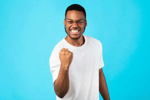 Homme noir Gesturing Oui Célébration du succès debout sur fond bleu — Photo