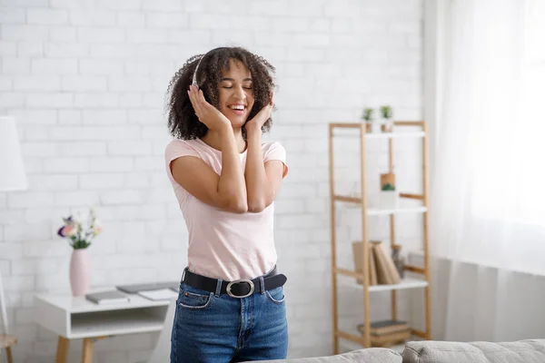 Disfruta de la música favorita en tiempo libre. Hermosa chica afroamericana en auriculares escuchando música —  Fotos de Stock