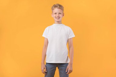 Sıradan bir çocuk poz veriyor ve kameraya bakıyor.