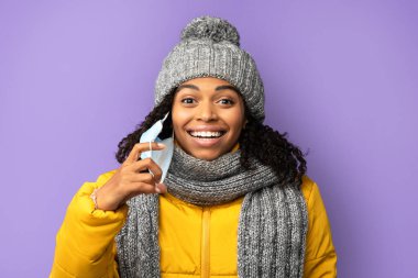 Siyah Kız Koruyucu Maskeyi Çıkartıyor Mor Arkaplanda Duruyor