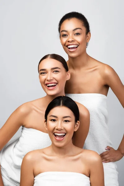 Tres chicas en toallas blancas posando sobre fondo gris, vertical — Foto de Stock