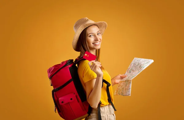 Girl Backpacker with map holding credit card — стоковое фото