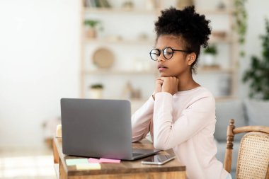 Bilgisayardaki Afrikalı liseli kızın evde online dersi var.