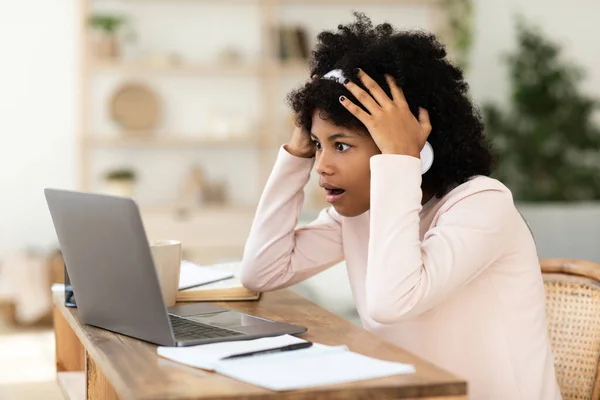 Menina africana no laptop com problema de conexão com a Internet em casa — Fotografia de Stock