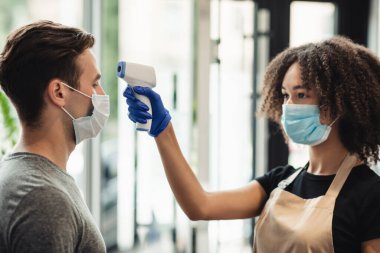 Salon içi içerisindeki istemcinin vücut sıcaklığını ölçen yönetici