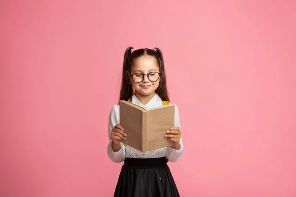 Stile di vita e tempo libero. Felice studentessa con gli occhiali legge libro — Foto Stock