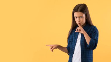 Kopya boşluğunu işaret eden çocuk