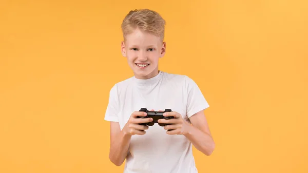 Kleiner Junge spielt Videospiele im Studio — Stockfoto