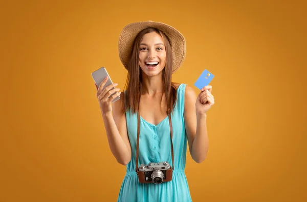 Felice turista donna con smartphone e carta di credito — Foto Stock