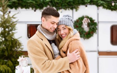 Sevgili Milenyum Çifti Kamp 'ta Sarılıp Kucaklaşıyor, Kış Gününün tadını çıkarıyor