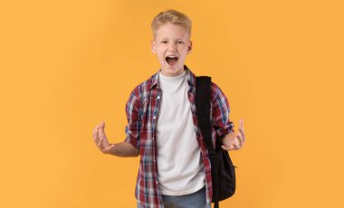 Kızgın okul çocuğu bağırıyor, stüdyoda kameraya bakıyor.