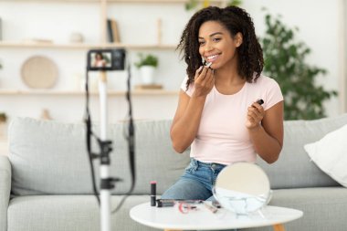 Siyah Blogcu Kadın Evde Otururken Video Hazırlıyor