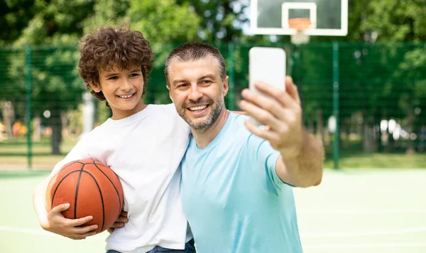 Happy daddy dan anak mengambil selfie menggunakan telepon pintar — Stok Foto