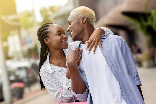 关系，爱情和购物。快乐的非洲裔美国男人和女人与五颜六色的包 — 图库照片