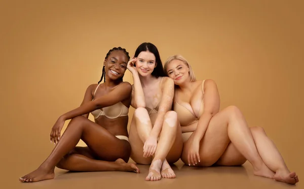 Corpo positivo. Tre attraenti donne multiculturali in lingerie con diverso tipo di pelle — Foto Stock