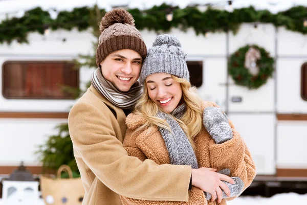 Porträt eines liebenden jungen Paares, das an einem Wintertag im Freien kuschelt — Stockfoto